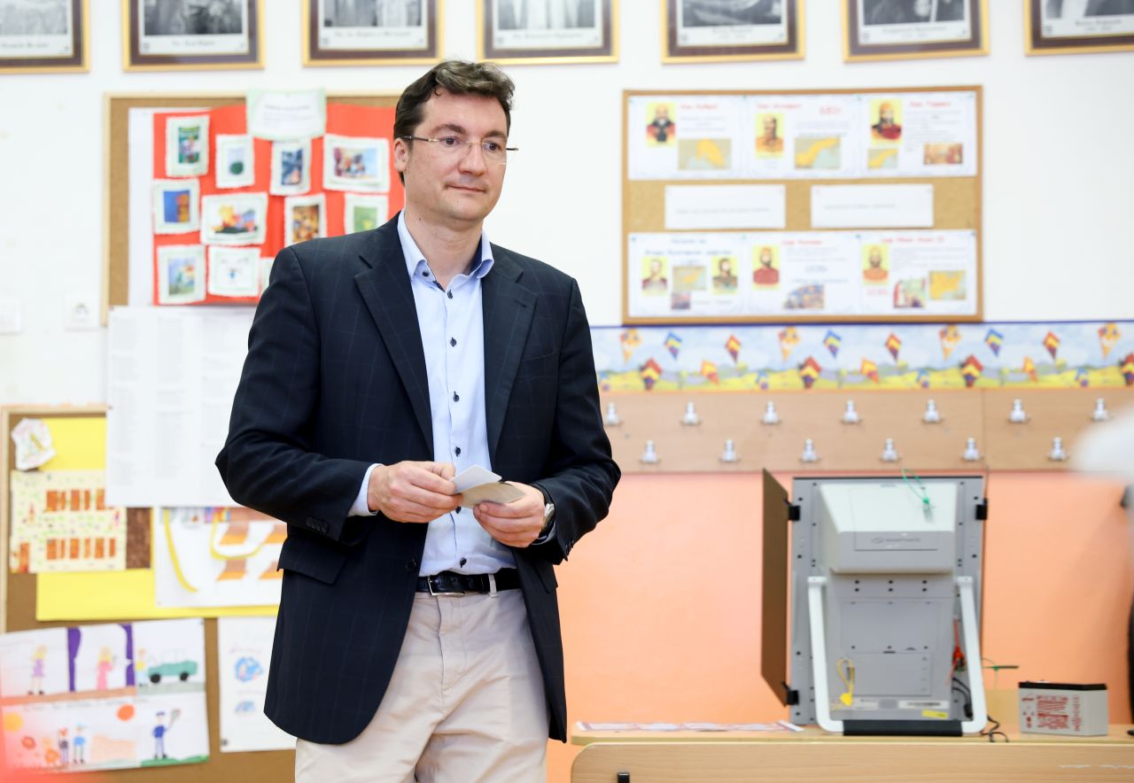 <p>Лидерът на БСП Крум Зарков гласува на предсрочните парламентарни избори в 1-во СУ &bdquo;Пенчо П. Славейков&ldquo;.</p>