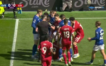 Напрежение в дербито на Мърсисайд - играчите на Евертън и Ливърпул се сдърпаха (видео)