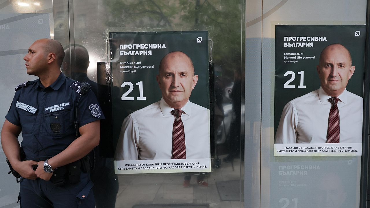 <p>Първите данни от екзитпол сочат убедителна победа за коалицията, водена от президента Румен Радев, "Прогресивна България". Първите думи на Радев, след обявените резултати, бяха: "Ще направим всичко възможно за да не ходим на нови избори".</p>