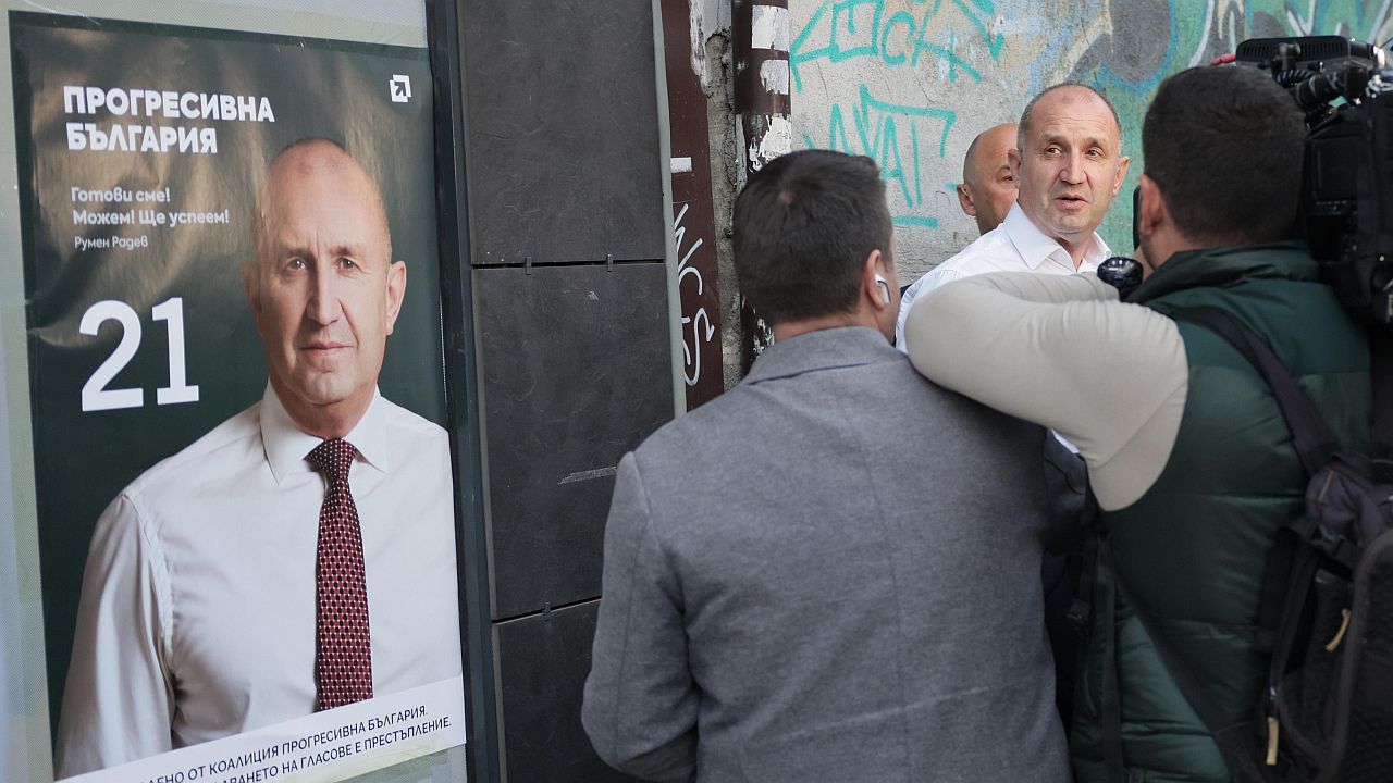 <p>Първите данни от екзитпол сочат убедителна победа за коалицията, водена от президента Румен Радев, "Прогресивна България". Първите думи на Радев, след обявените резултати, бяха: "Ще направим всичко възможно за да не ходим на нови избори".</p>