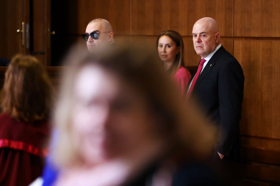 <p>Делото за плагиатство срещу Петър Илиев продължава в Софийски градски съд, като днес беше разпитана потърпевшата доц. Наталия Киселова. Според нея има съвпадение от над 70 страници между нейната дисертация, защитена през 2007 г., и публикуваната през 2015 г. книга на Илиев.</p>