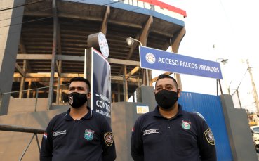 Сблъсъци между фенове и полиция прекратиха дербито на Парагвай в Асунсион