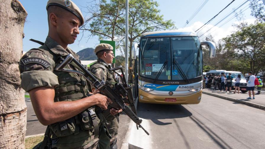 Престрелка блокира над 200 туристи в Рио де Жанейро