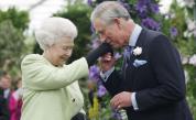 Кралица Елизабет с тогава принц Чалрз през 2009 г.