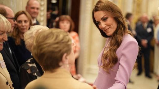 Стогодишнината на Елизабет II: Трогателната прегръдка на Кейт Мидълтън и най-емоционалните кадри от Бъкингам