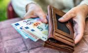 Запорите върху пенсии намаляват през 2025 г., но Перник остава с необичайно висок брой спрямо населението на областта.