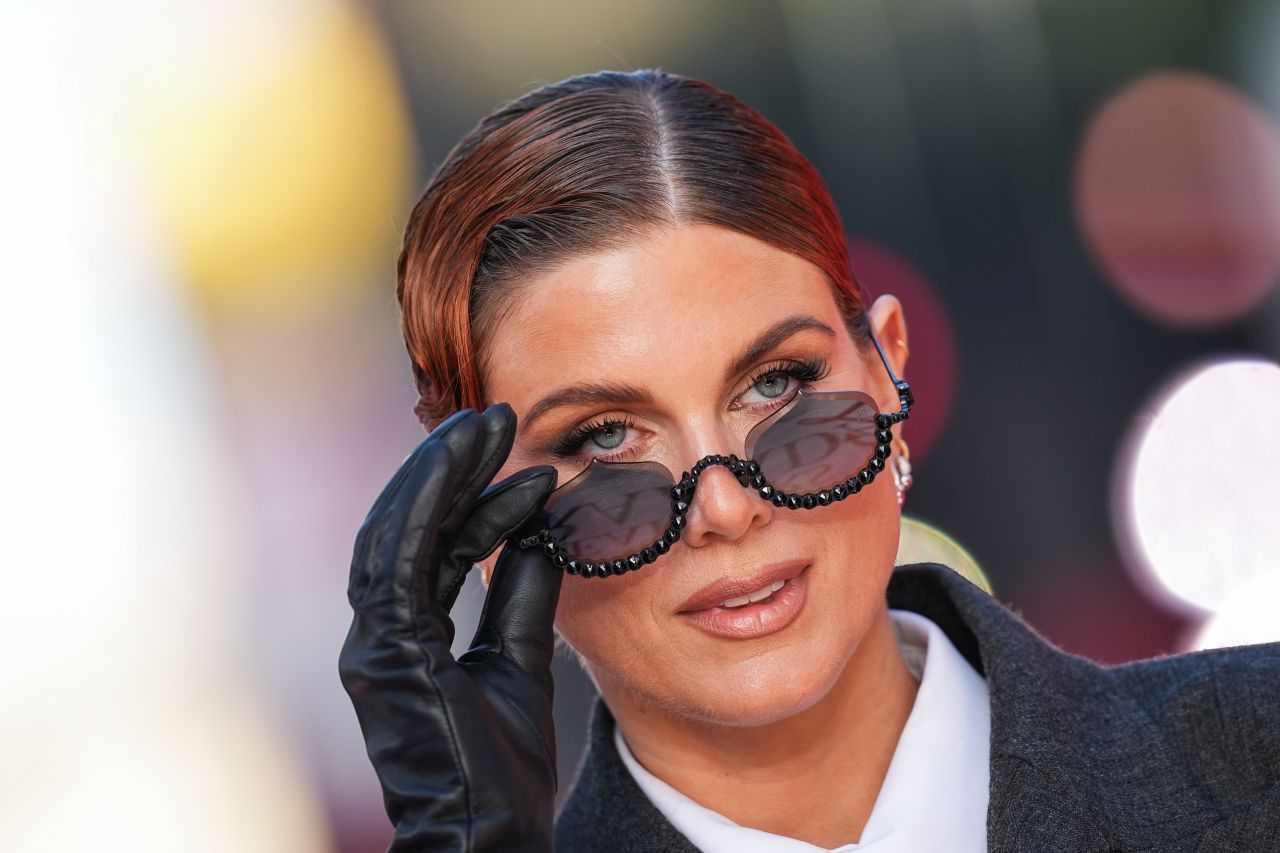 <p>Мерил Стрийп, Ан Хатауей и Емили Блънт превзеха Лондон за премиерата на &bdquo;Дяволът носи Прада 2&ldquo;, където към легендарния екип се присъедини и самата Донатела Версаче.</p>