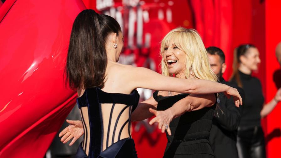 „Дяволът носи Прада“, но прегръща Версаче: Донатела взриви премиерата в Лондон