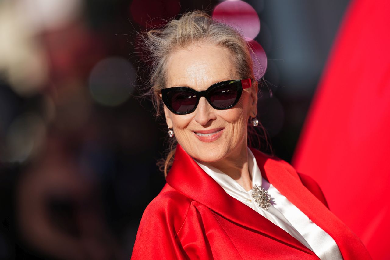 <p>Мерил Стрийп, Ан Хатауей и Емили Блънт превзеха Лондон за премиерата на &bdquo;Дяволът носи Прада 2&ldquo;, където към легендарния екип се присъедини и самата Донатела Версаче.</p>