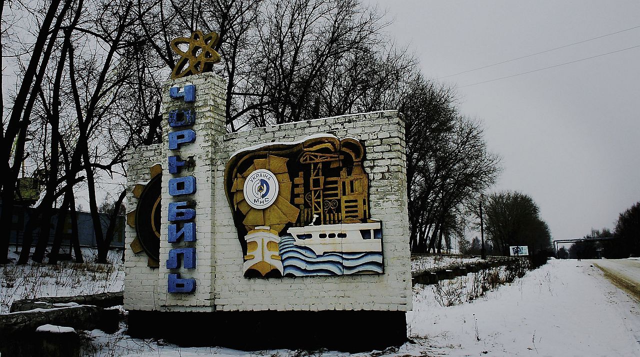 <p>На 26 април 1986 г. в 1:23 ч. реактор № 4 в Чернобилската атомна електроцентрала в Съветска Украйна експлодира, освобождавайки облак от радиоактивен материал, който се разнася над Европа и замърсява земя, обитавана от около пет милиона души в Украйна, Беларус и Русия. Четиридесет години по-късно все още се опитваме да разберем какво се е случило.</p>