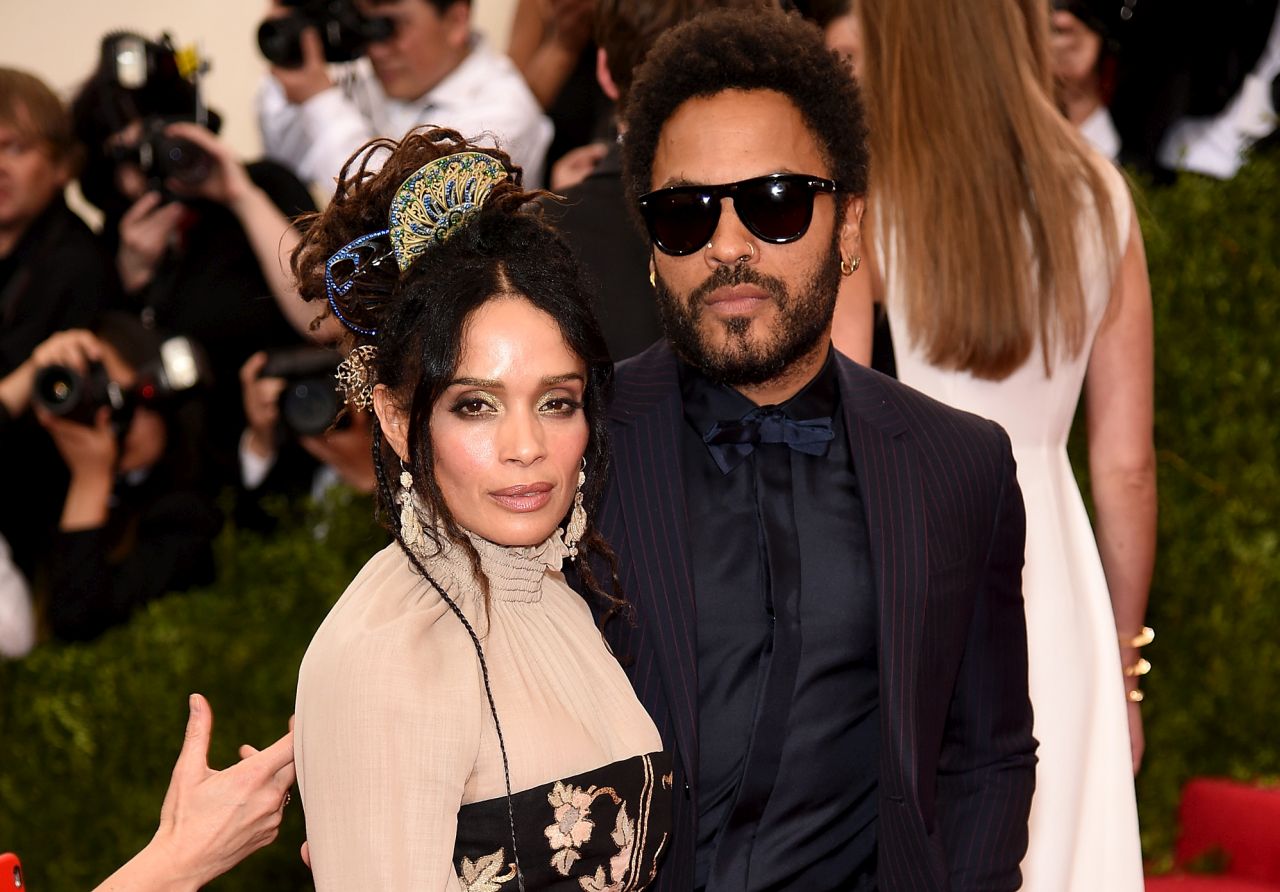 <p>Лени Кравиц и Лиза Бонет Една от най-култовите двойки на 80-те остана свързана завинаги чрез дъщеря си Зоуи Кравиц. Лени не спира да изразява благодарност към Лиза, казвайки, че опитът им заедно го е направил човека, който е днес.</p>