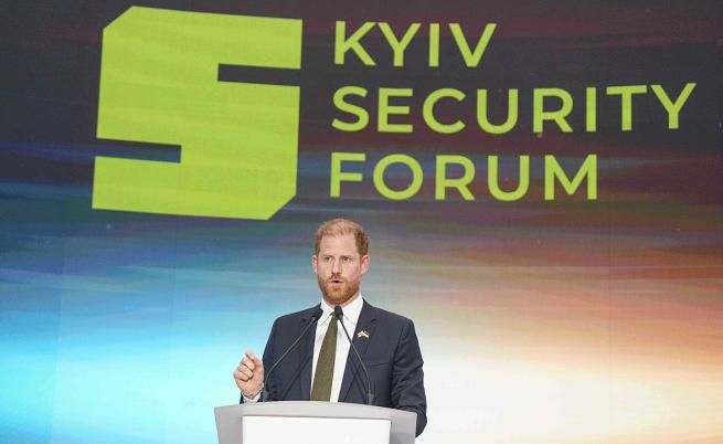 „Светът ви вижда“: Принц Хари пристигна в Киев с важно послание