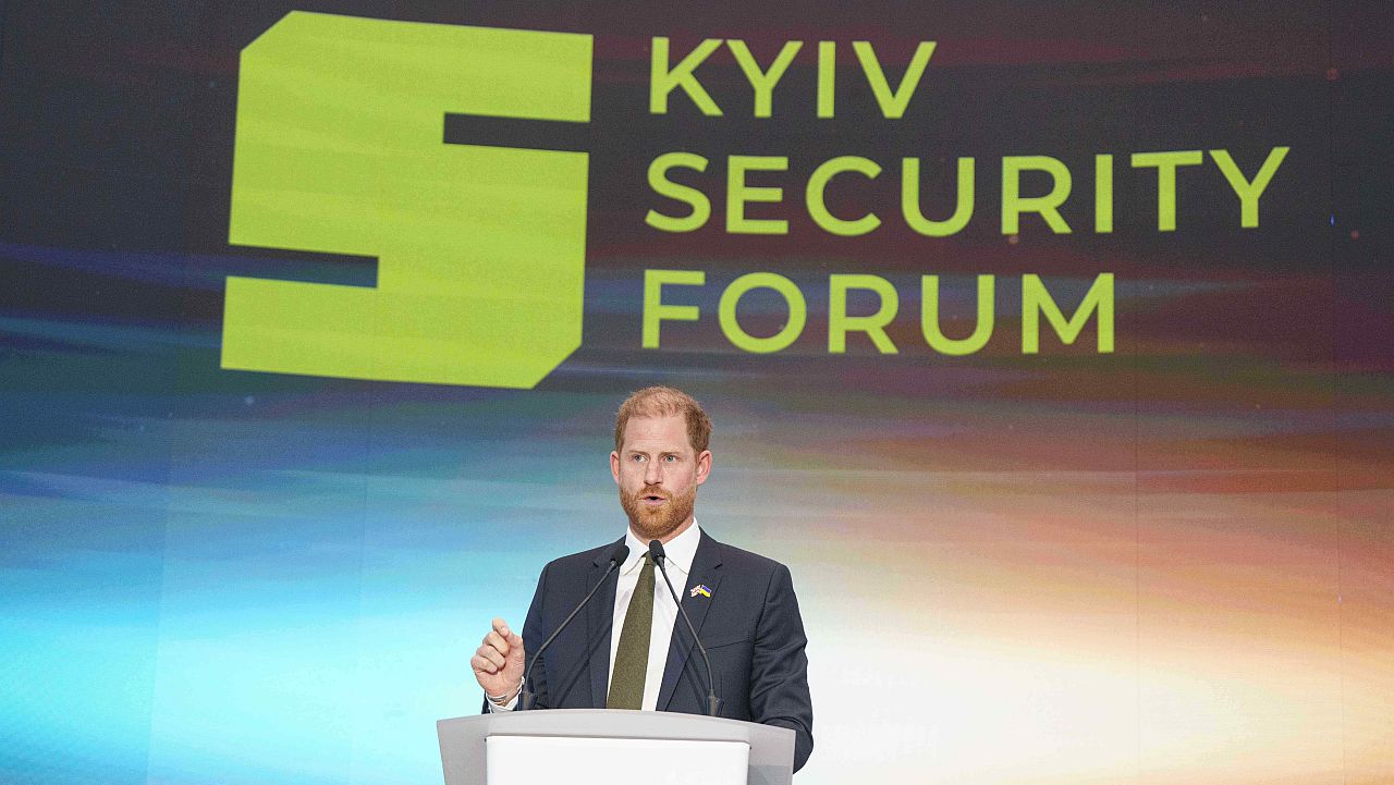 „Светът ви вижда“: Принц Хари пристигна в Киев с важно послание