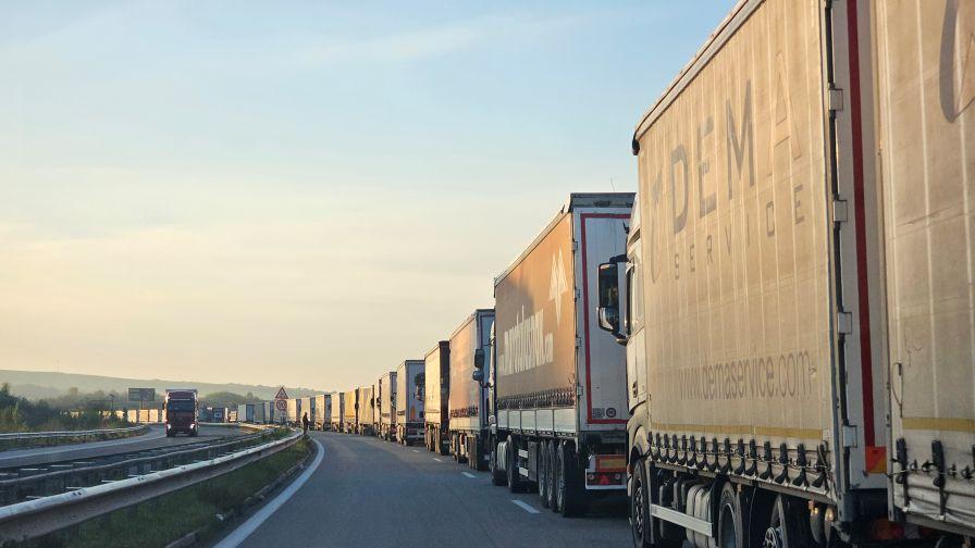 <p>Внимание, шофьори! Огромна&nbsp;колона от тирове преди границата с Турция</p>