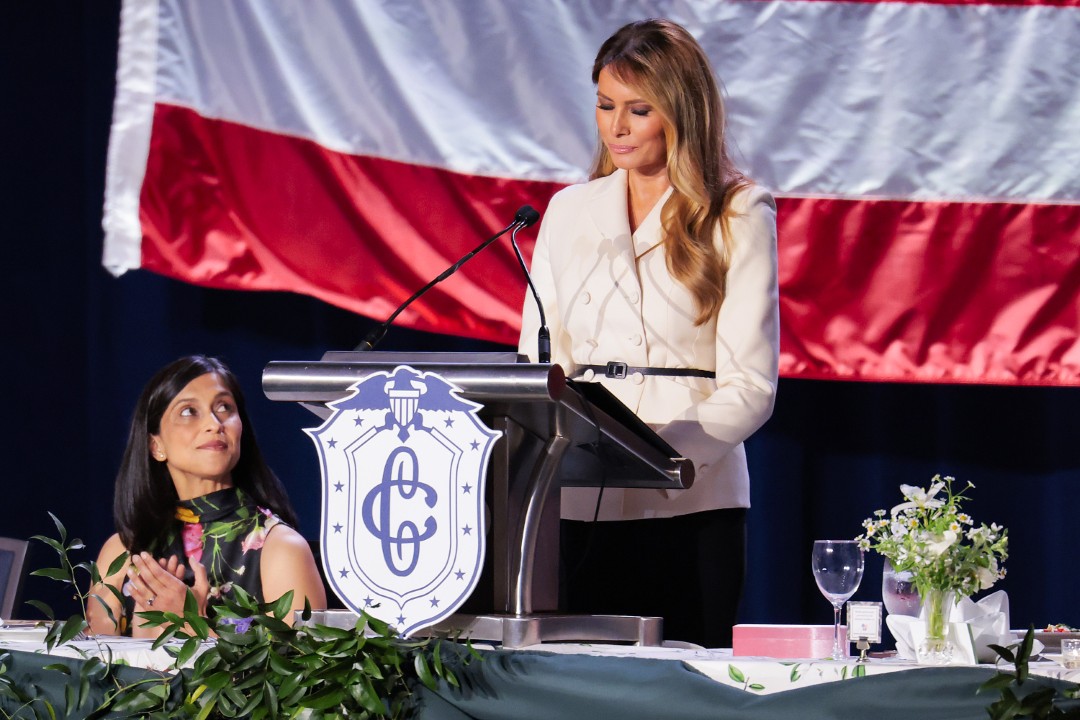 <p>Мелания Тръмп и Уша Ванс демонстрираха безупречен стил и силно присъствие на 113-ия обяд на Първата дама. Докато Мелания заложи на монохромна елегантност, бъдещата майка Уша Ванс очарова с флорални мотиви и топло излъчване в сърцето на Вашингтон.</p>