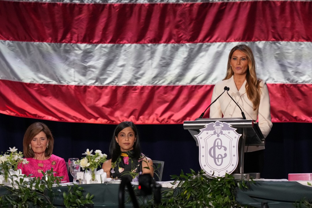 Мелания Тръмп и Уша Ванс демонстрираха безупречен стил и силно присъствие на 113-ия обяд на Първата дама. Докато Мелания заложи на монохромна елегантност, бъдещата майка Уша Ванс очарова с флорални мотиви и топло излъчване в сърцето на Вашингтон.