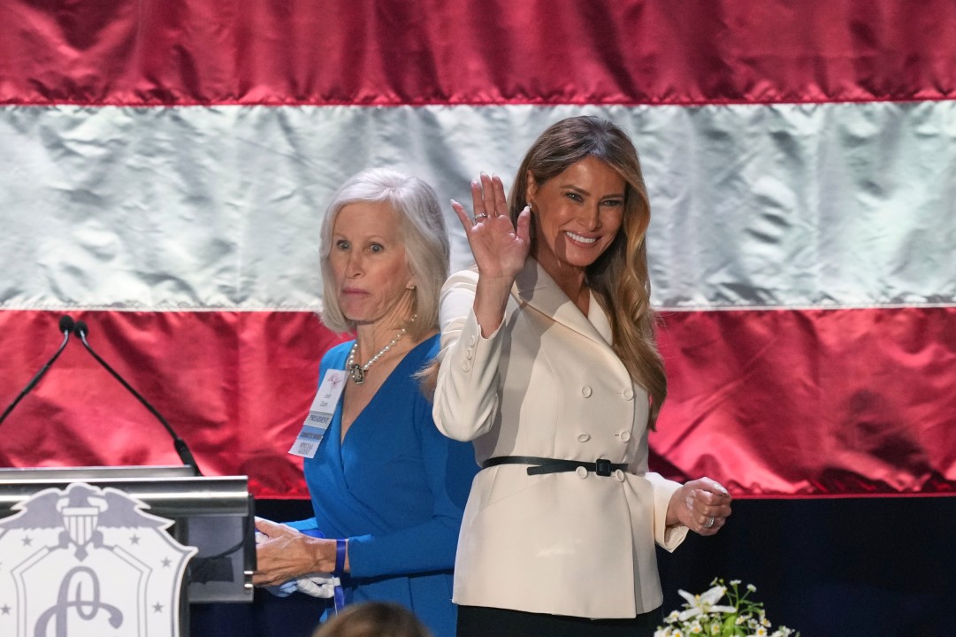 Мелания Тръмп и Уша Ванс демонстрираха безупречен стил и силно присъствие на 113-ия обяд на Първата дама. Докато Мелания заложи на монохромна елегантност, бъдещата майка Уша Ванс очарова с флорални мотиви и топло излъчване в сърцето на Вашингтон.