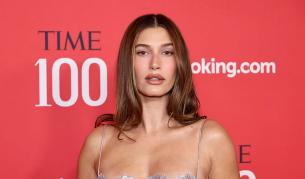 Блясък и стил в Ню Йорк: Хейли Бийбър заслепи със сребърна рокля на галата Time 100