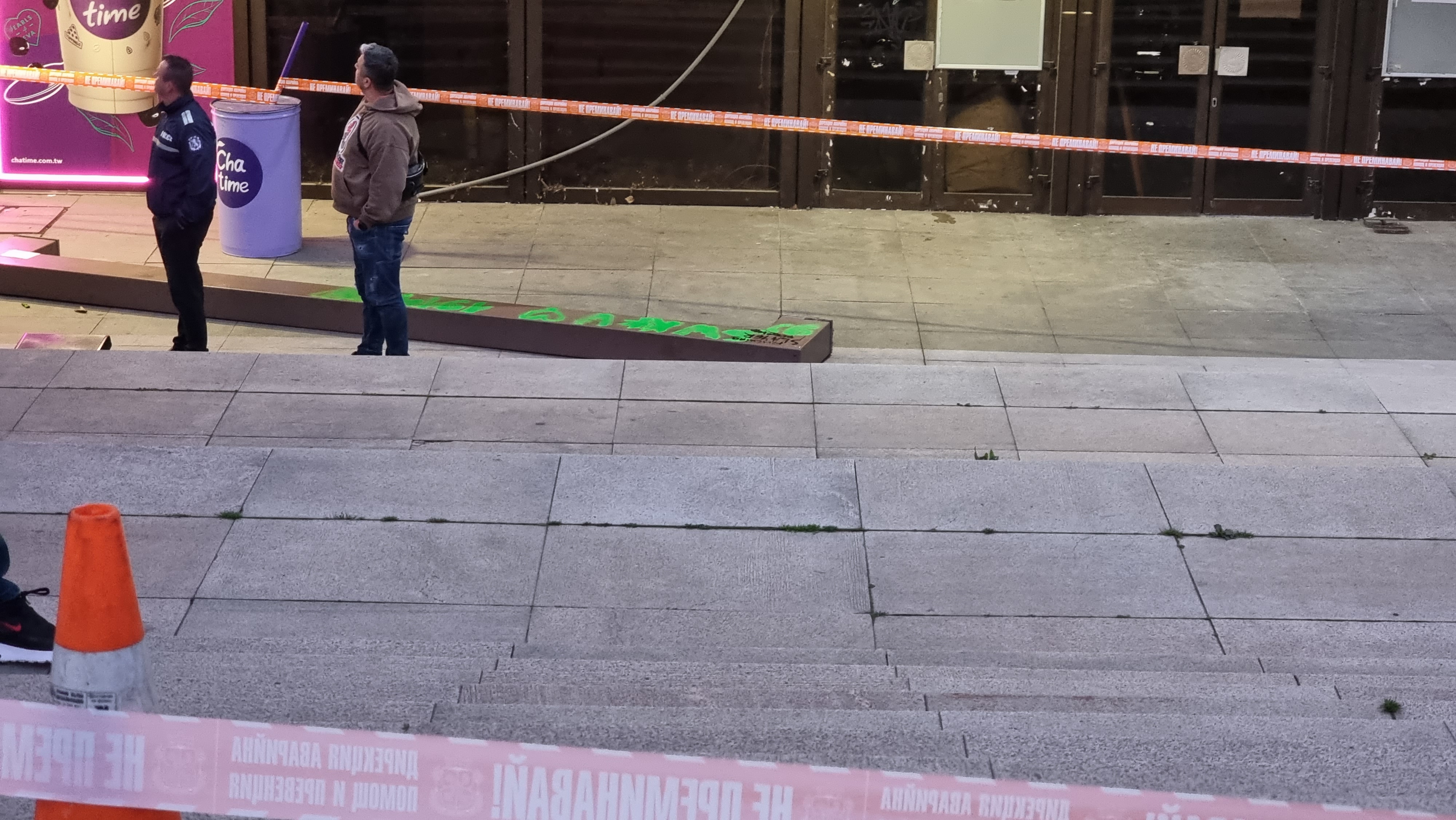 <p>14-годишно дете пострада, след като паднало заедно с масивен метален парапет от тераса на сградата на НДК в столицата.</p>