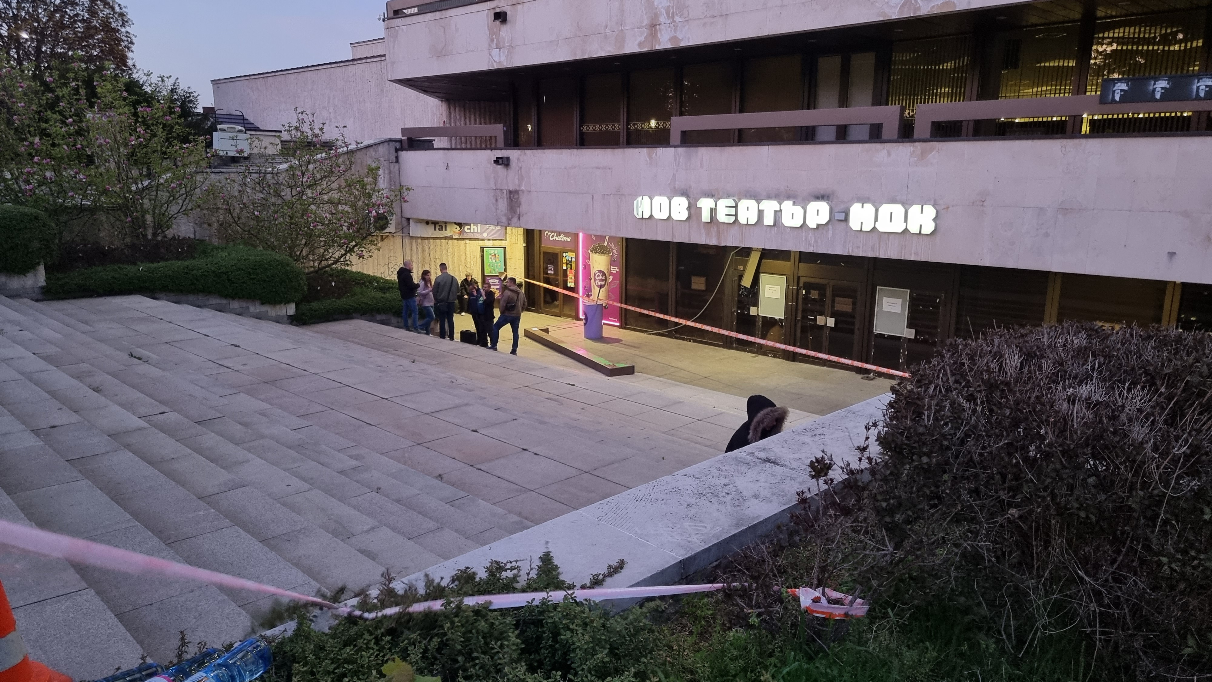 <p>14-годишно дете пострада, след като паднало заедно с масивен метален парапет от тераса на сградата на НДК в столицата.</p>