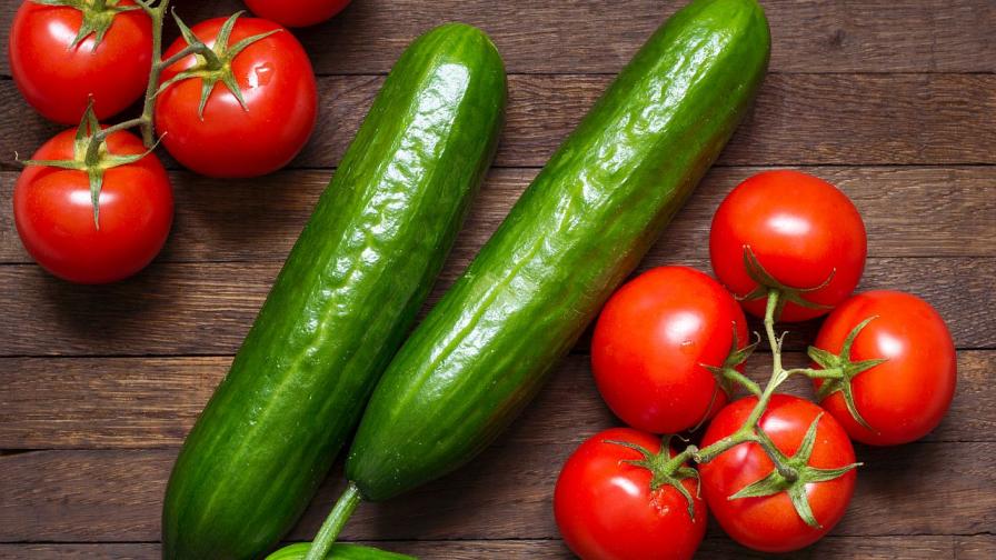 Зеленчуци на рекордни цени: Домати и краставици двойно по-скъпи