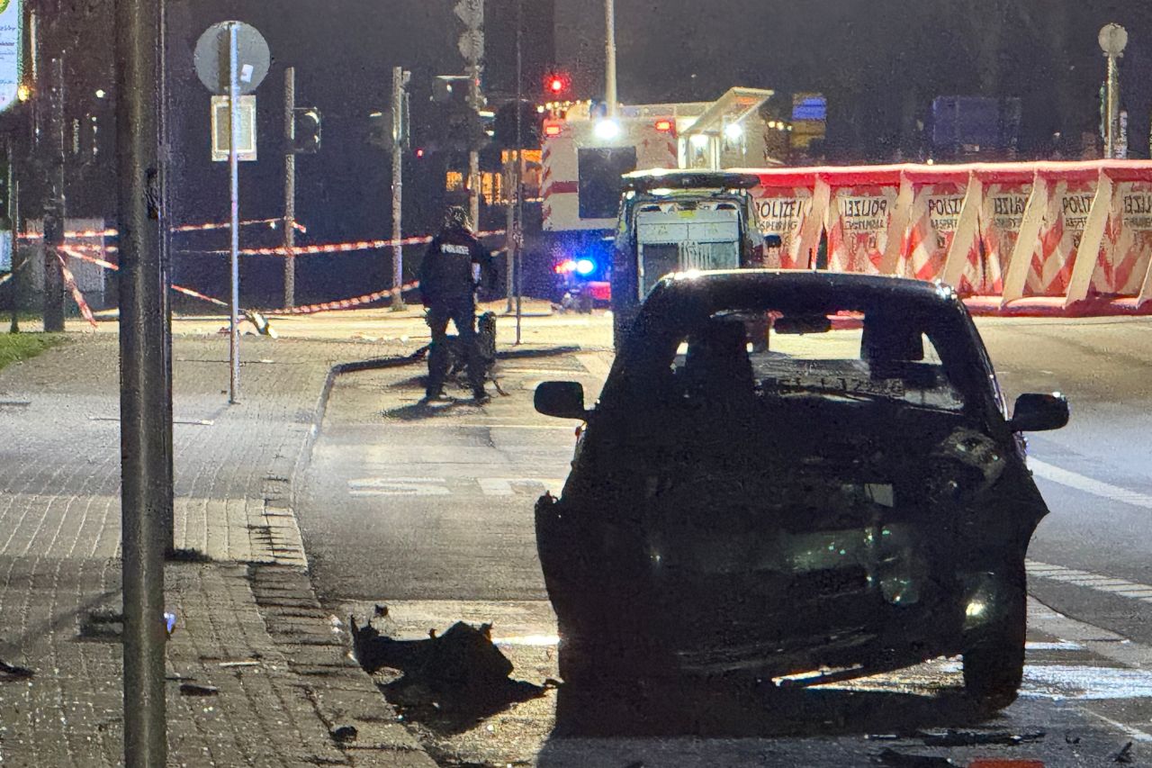 Кола с петима тийнейджъри падна в река във Франкфурт, един е починал