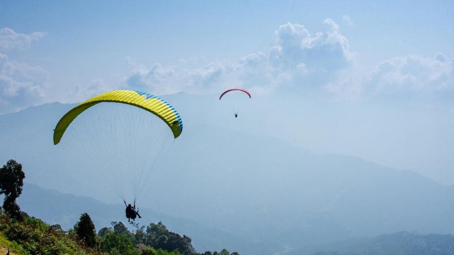 <p>Спасители помогнаха на парапланерист, заплел се в дърво</p>