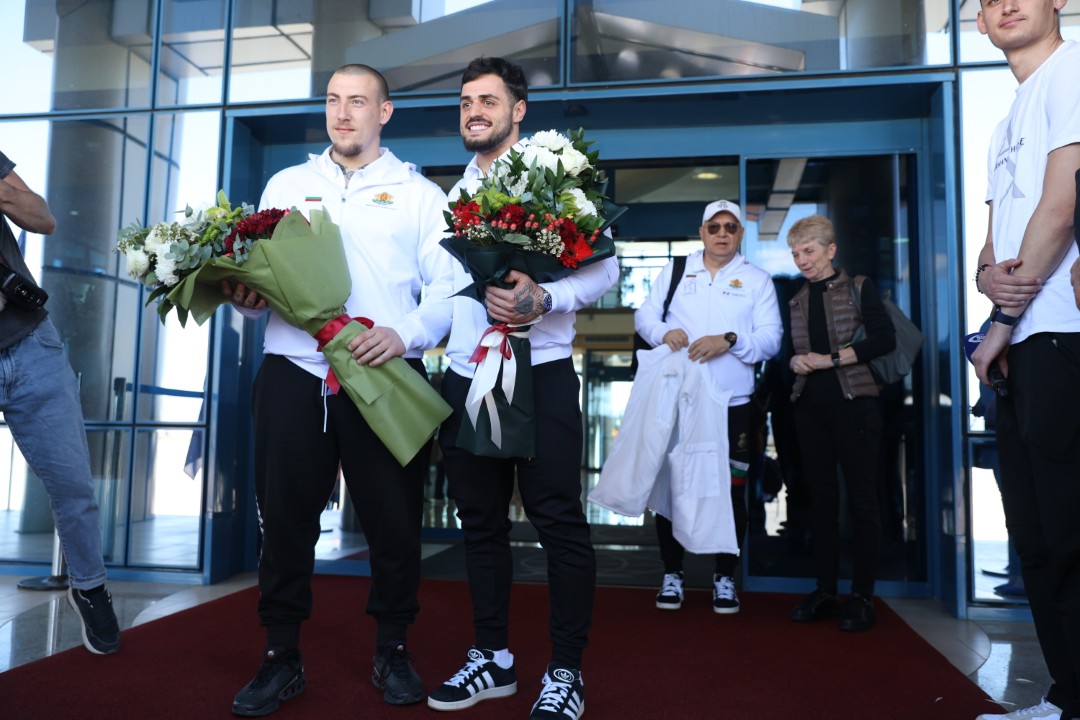 <p>Националите на България по вдигане на тежести, начело с шампиона Карлос Насар, се завърнаха на българска земя от Европейското първенство в Батуми. На правителствения терминал на летище "Васил Левски" те бяха посрещнати от министъра на младежта и спорта Димитър Илиев</p>