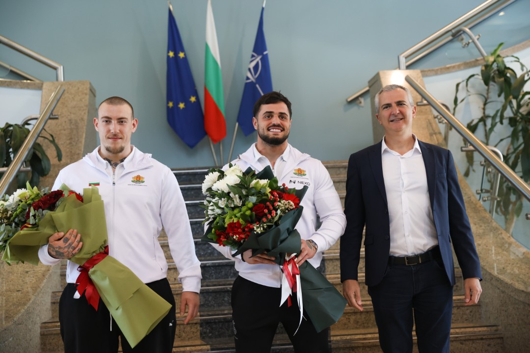 <p>Националите на България по вдигане на тежести, начело с шампиона Карлос Насар, се завърнаха на българска земя от Европейското първенство в Батуми. На правителствения терминал на летище "Васил Левски" те бяха посрещнати от министъра на младежта и спорта Димитър Илиев.</p>