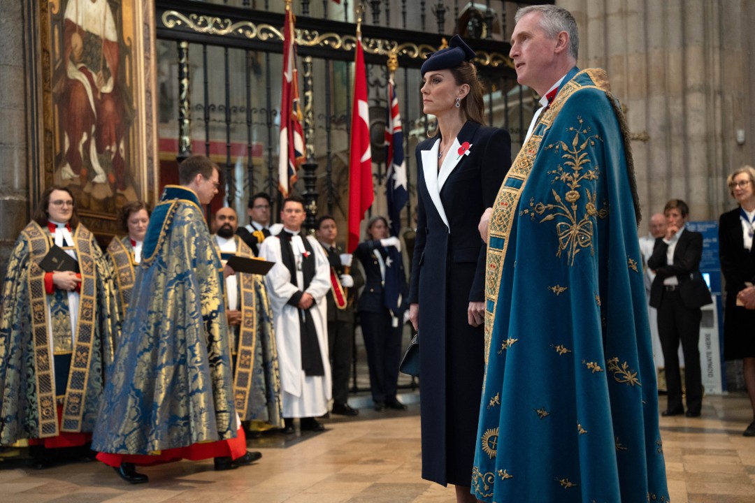 <p>Принцесата на Уелс почете Деня на Анзак с трогателен жест и безупречен стил. Скрит детайл в личното ѝ послание и необичайният ѝ подпис под венеца, положен от името на крал Чарлз III, предизвикаха вълна от коментари сред кралските фенове.</p>