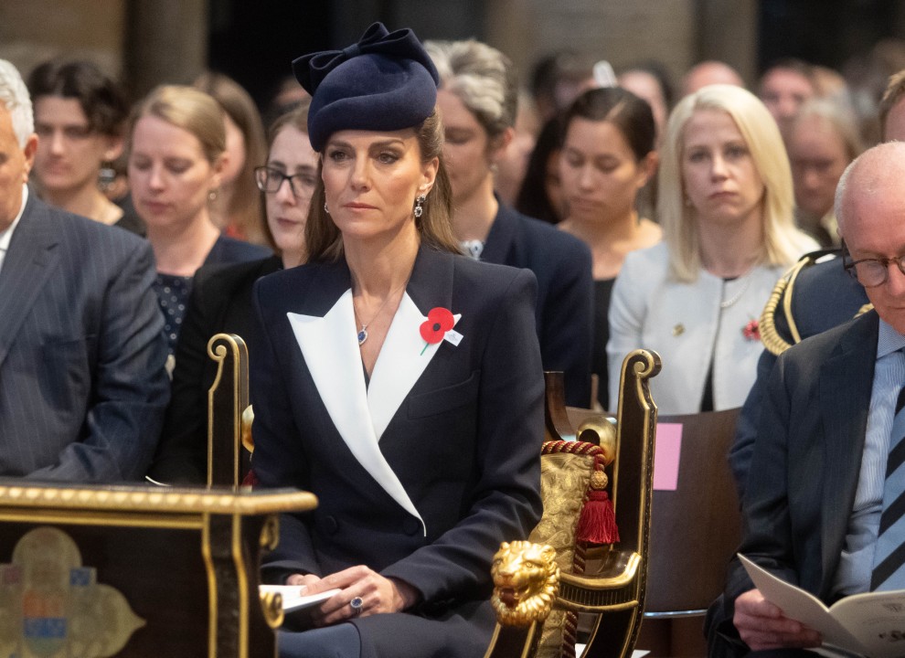 <p>Принцесата на Уелс почете Деня на Анзак с трогателен жест и безупречен стил. Скрит детайл в личното ѝ послание и необичайният ѝ подпис под венеца, положен от името на крал Чарлз III, предизвикаха вълна от коментари сред кралските фенове.</p>