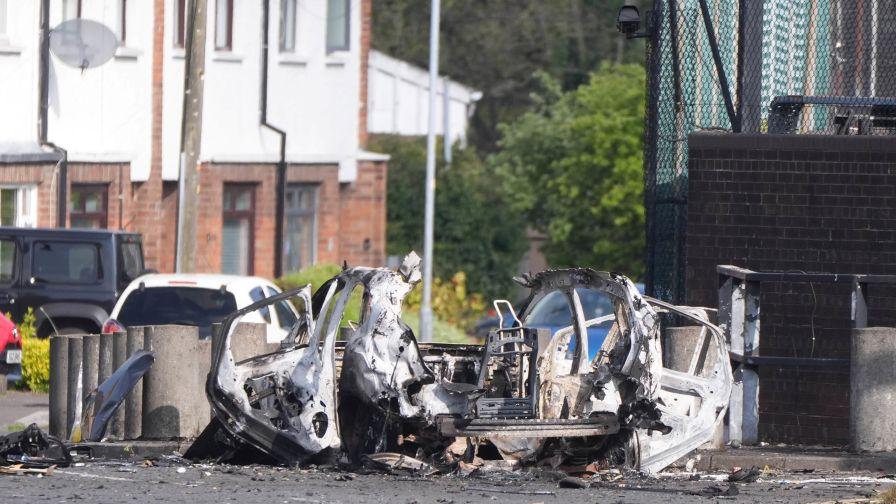 Кола бомба експлодира пред полицейски участък в Ирландия