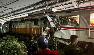 Два влака се сблъскаха в Индонезия, има жертви и ранени