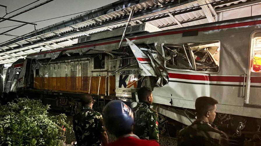 Два влака се сблъскаха в Индонезия, има жертви и ранени