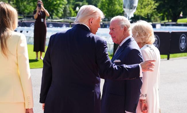 „Той иска война“: Четец по устни разкри какво си казват Тръмп и крал Чарлз