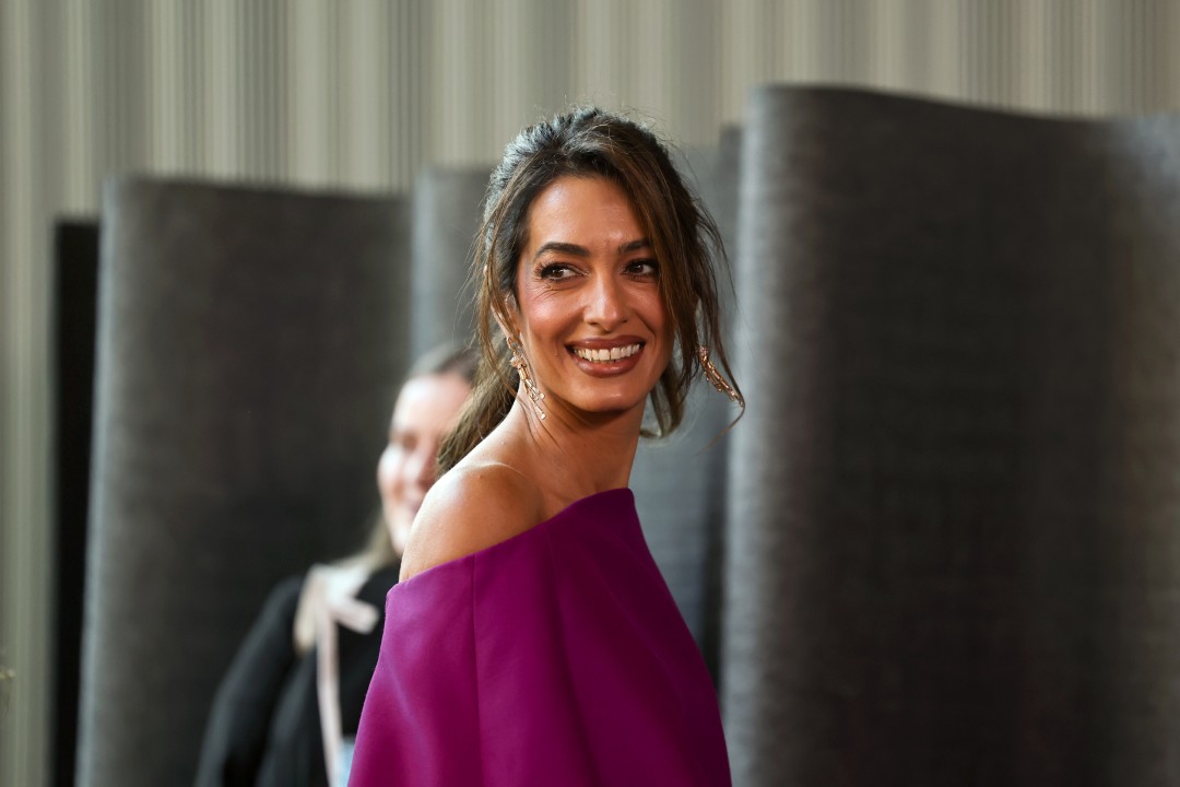 <p>Джордж Клуни получи наградата &bdquo;Чаплин&ldquo; в Ню Йорк, придружен от ослепителната Амал. Актьорът сподели забавни подробности за децата си и призна, че 8-годишният му син Александър най-накрая е видял баща си в ролята на Батман.</p>