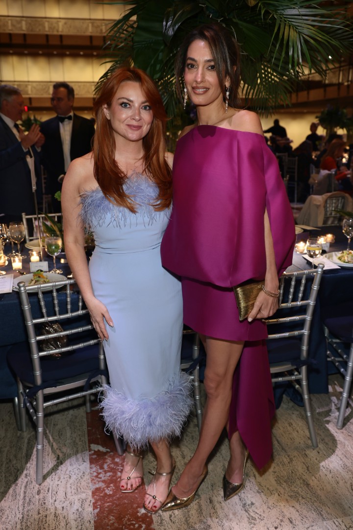 <p>Джордж Клуни получи наградата &bdquo;Чаплин&ldquo; в Ню Йорк, придружен от ослепителната Амал. Актьорът сподели забавни подробности за децата си и призна, че 8-годишният му син Александър най-накрая е видял баща си в ролята на Батман.</p>