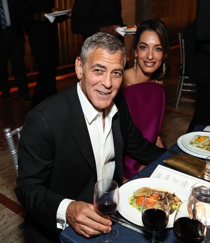 <p>Джордж Клуни получи наградата &bdquo;Чаплин&ldquo; в Ню Йорк, придружен от ослепителната Амал. Актьорът сподели забавни подробности за децата си и призна, че 8-годишният му син Александър най-накрая е видял баща си в ролята на Батман.</p>