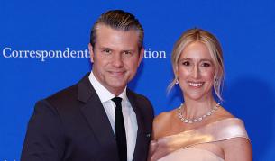 Подиграха съпругата на Пийт Хегсет заради евтина рокля от китайски сайт за бърза мода