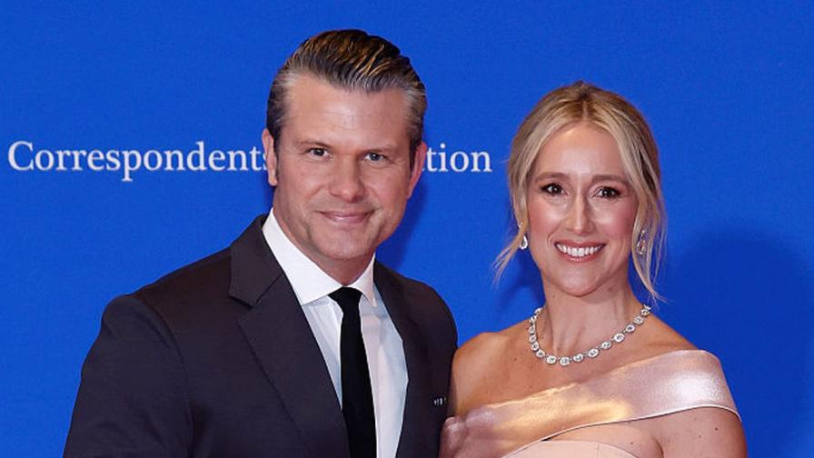 Подиграха съпругата на Пийт Хегсет заради евтина рокля от китайски сайт за бърза мода