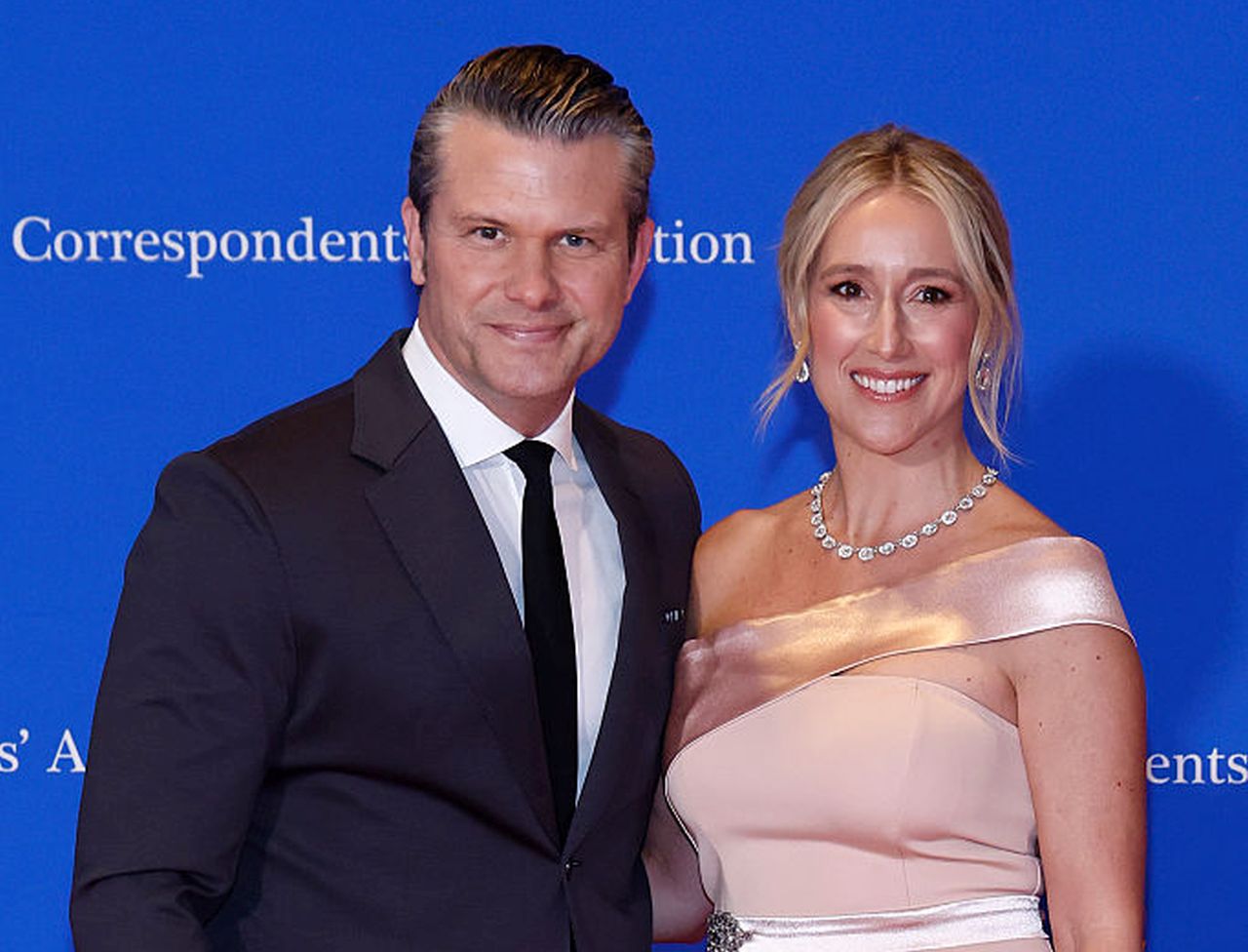 Подиграха съпругата на Пийт Хегсет заради евтина рокля от китайски сайт за бърза мода