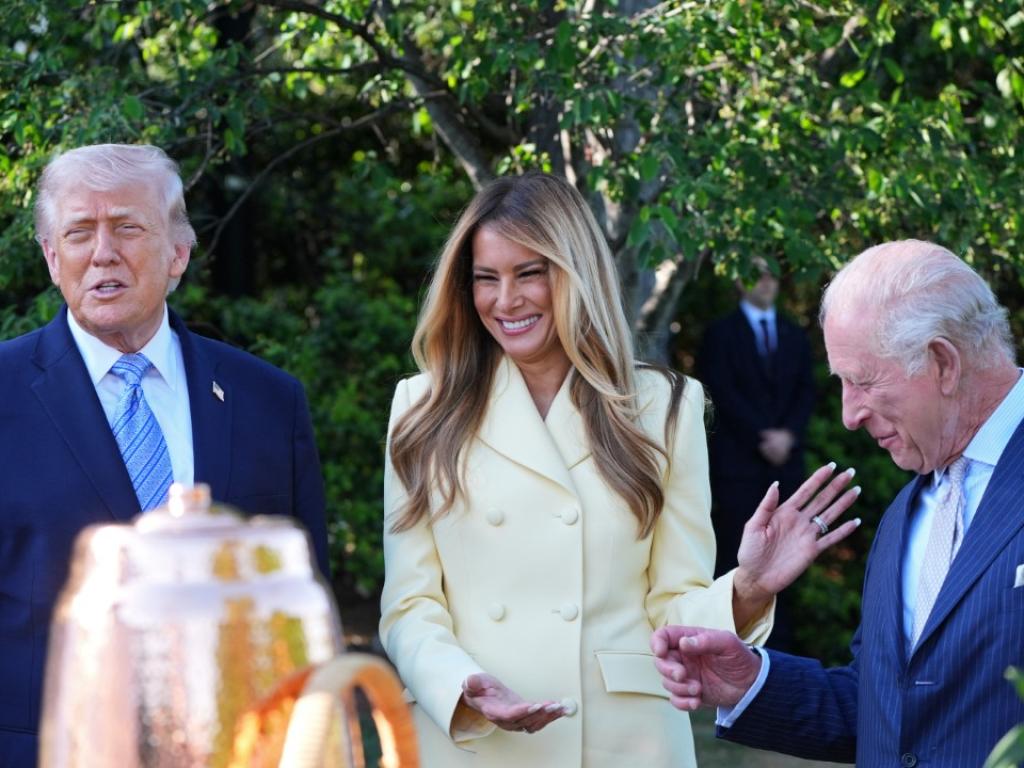 Крал Чарлз III и Мелания Тръмп с весел момент пред кошера на Белия дом