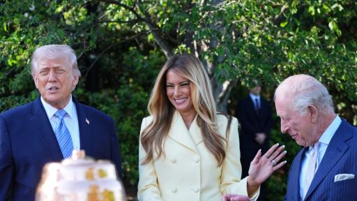 Крал Чарлз III и Мелания Тръмп с весел момент пред кошера на Белия дом