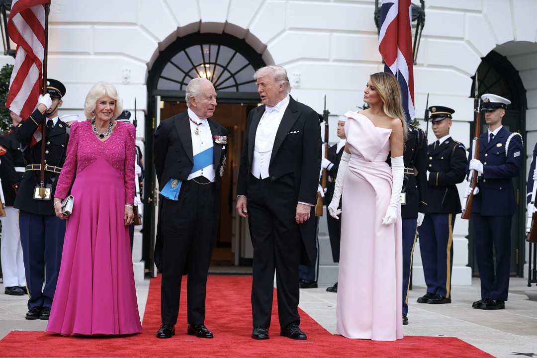 <p>Доналд Тръмп и британският монарх демонстрираха близост и силно съюзничество по време на втория ден от официалната визита на кралското семейство във Вашингтон, завършил с изискан прием и размяна на символични подаръци.</p>