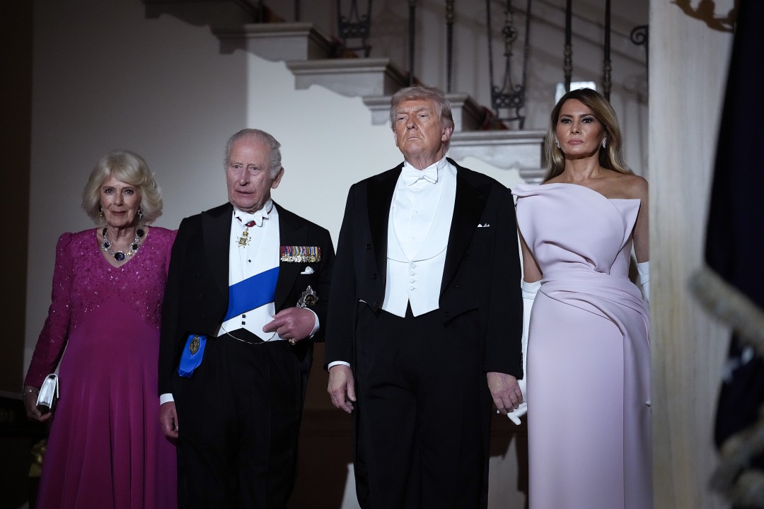 <p>Доналд Тръмп и британският монарх демонстрираха близост и силно съюзничество по време на втория ден от официалната визита на кралското семейство във Вашингтон, завършил с изискан прием и размяна на символични подаръци.</p>