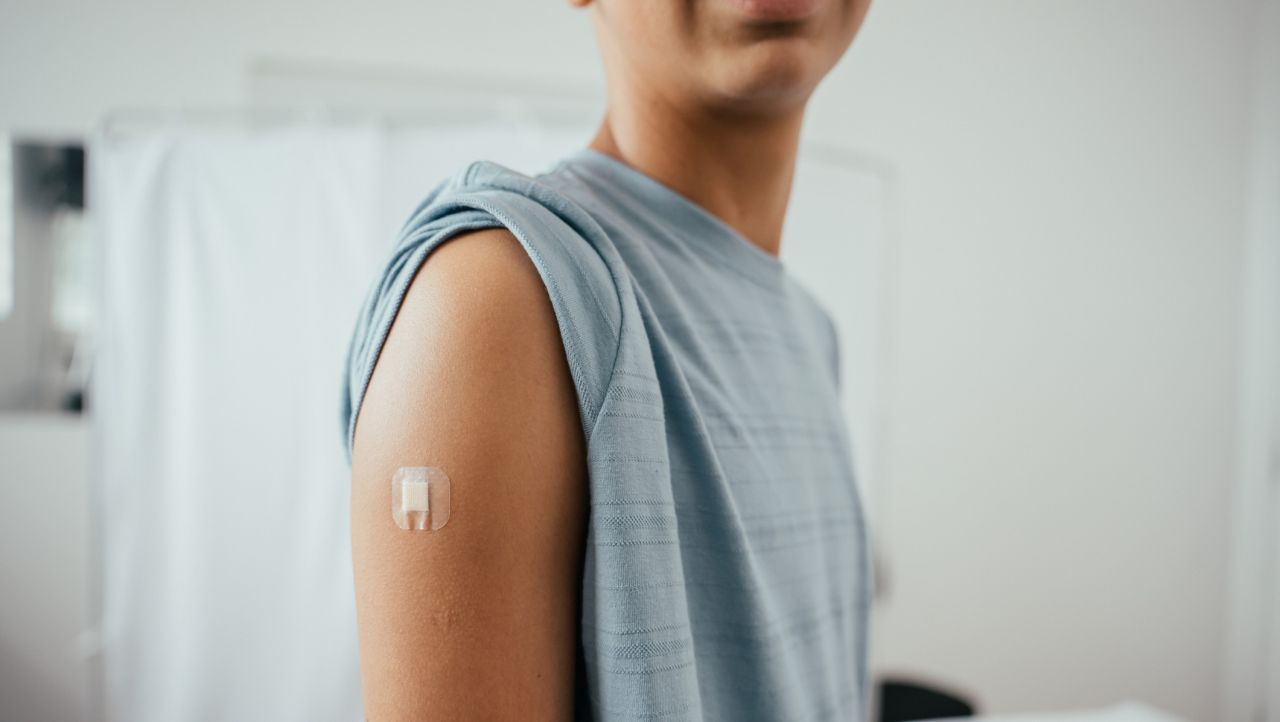 Майка обръсна главата на сина си и излъга, че е болен от рак, за да живее в лукс