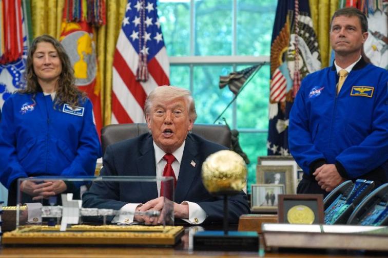 Астронавтите от Артемис II посетиха Белия дом