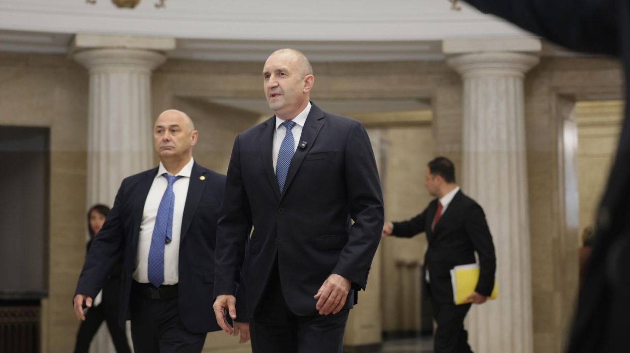 <p>Румен Радев пристига на откриването на 52-рото Народно събрание</p>