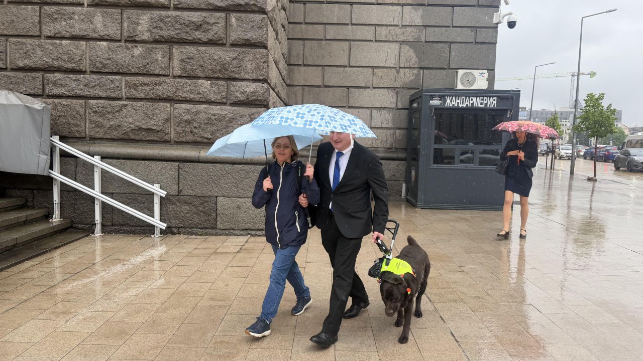 <p>Четириногият любимец, който обира симпатиите в кулоарите на парламента и доказва, че в политиката има място за верни приятели</p>