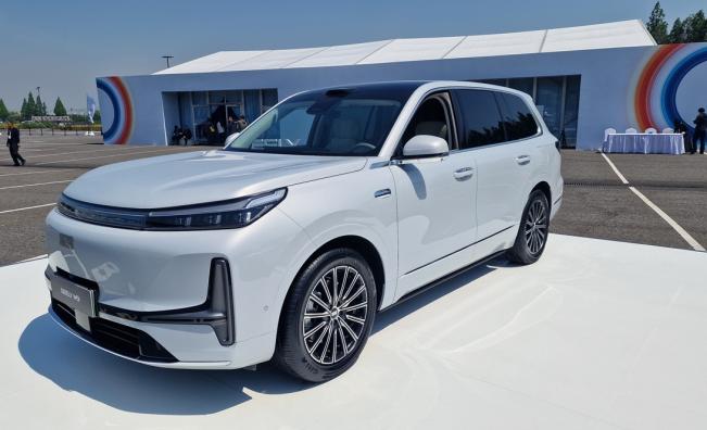 <p>Флагманът на Geely е на &bdquo;въздух&ldquo;, 5,2 метра, 6 места и до 1500 км пробег</p>